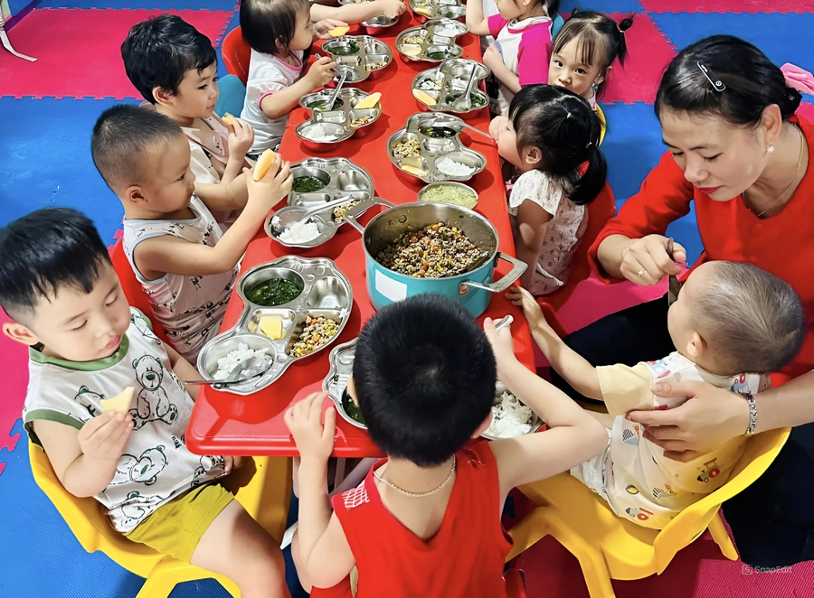 Cô Cà thị Hồng, giáo viên nhóm trẻ Đam Mê (Điện Biên) chăm sóc các em học sinh trong giờ ăn trưa. Cô Cà thị Hồng, giáo viên nhóm trẻ Đam Mê (Điện Biên) chăm sóc các em học sinh trong giờ ăn trưa.