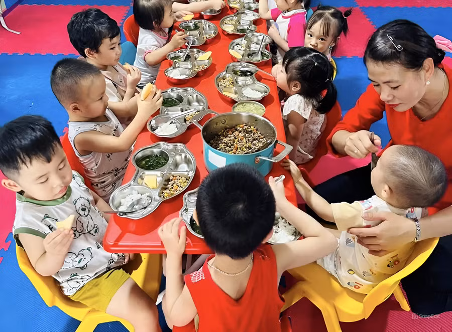 Cô Cà thị Hồng, giáo viên nhóm trẻ Đam Mê (Điện Biên) chăm sóc các em học sinh trong giờ ăn trưa.