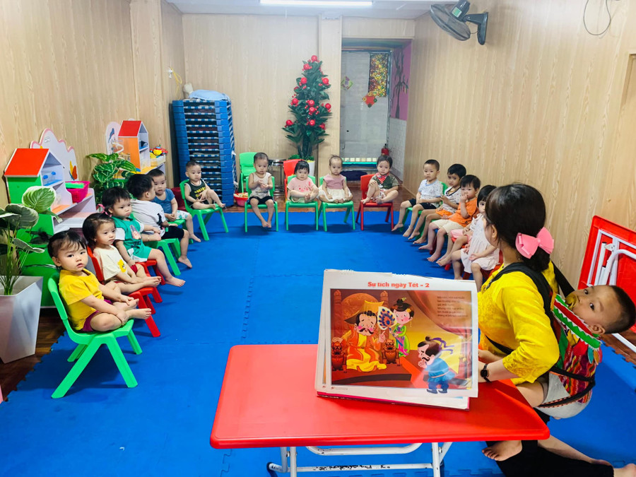 Giờ nghe kể chuyện của học sinh Nhóm trẻ Đam mê (Điện Biên). Giờ nghe kể chuyện của học sinh Nhóm trẻ Đam mê (Điện Biên).