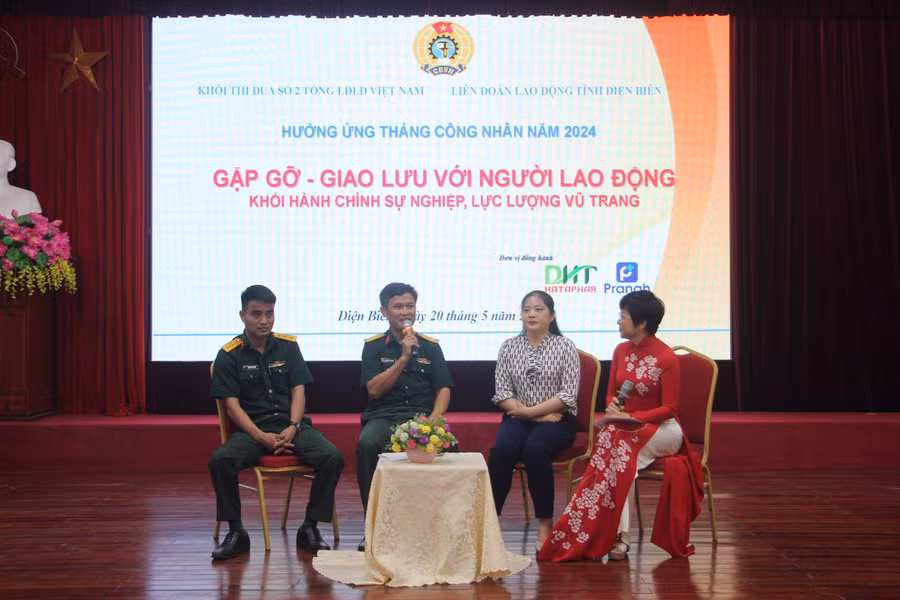 Chương trình giao lưu với người lao động...