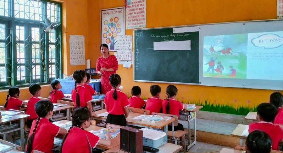 Một tiết học của cô trò trường PTDTBT Tiểu học Nậm Pố.
