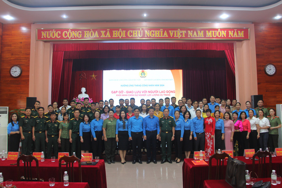 Các đại biểu chụp ảnh lưu niệm với người lao động. Các đại biểu chụp ảnh lưu niệm với người lao động.