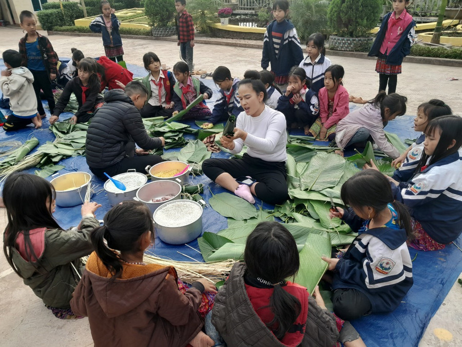 Các em học sinh cùng thầy cô tham gia hoạt động trải nghiệm.
