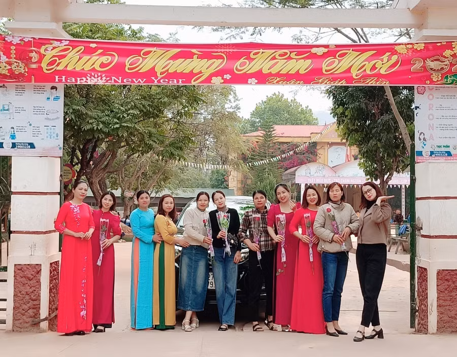 Các nữ công trường PTDTBT Tiểu học Nậm Pố chụp ảnh lưu niệm.