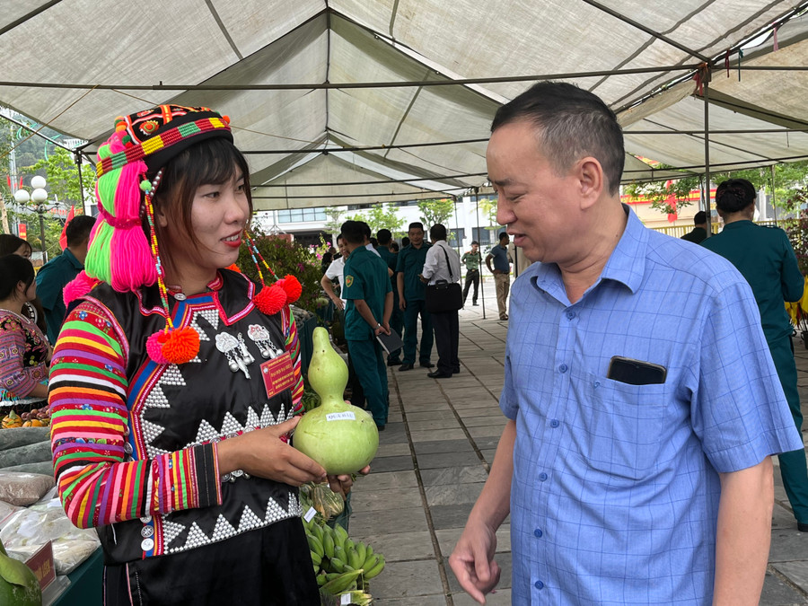 Các đại biểu tìm hiểu nông sản tại các địa phương trong huyện.