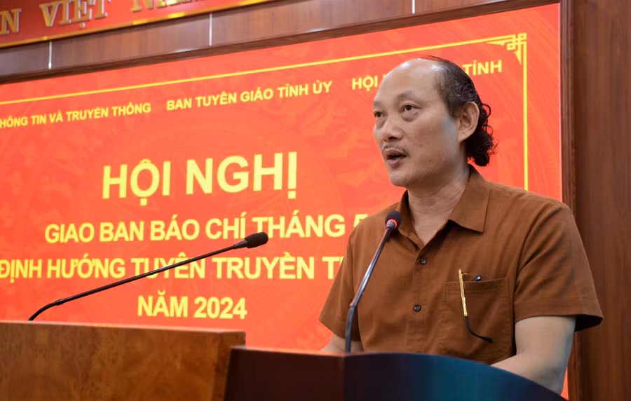 Ông Cù Huy Hoàn - Phó Giám đốc Sở GD&ĐT Điện Biên phát biểu tại hội nghị. Ông Cù Huy Hoàn - Phó Giám đốc Sở GD&ĐT Điện Biên phát biểu tại hội nghị.