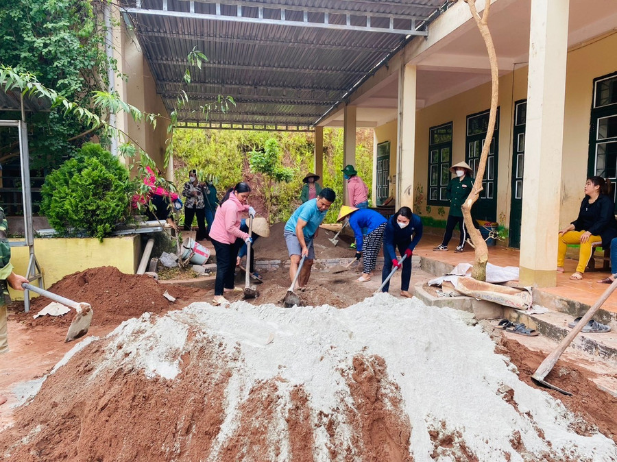 Thầy cô vào vai &quot;thợ cả&quot; để dựng xây ngôi trường tươi đẹp, khang trang.