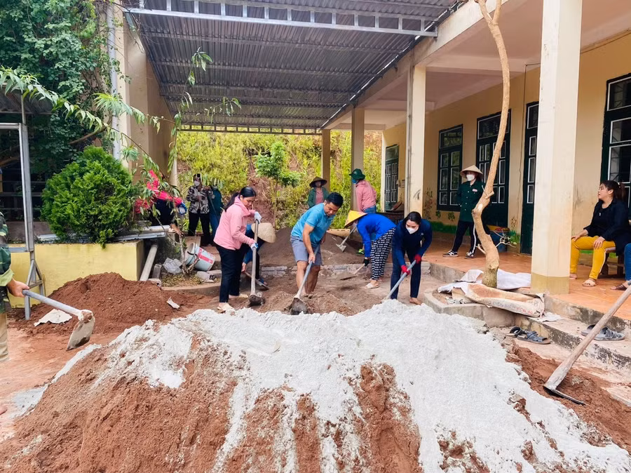 Thầy cô vào vai "thợ cả" để dựng xây ngôi trường tươi đẹp, khang trang.