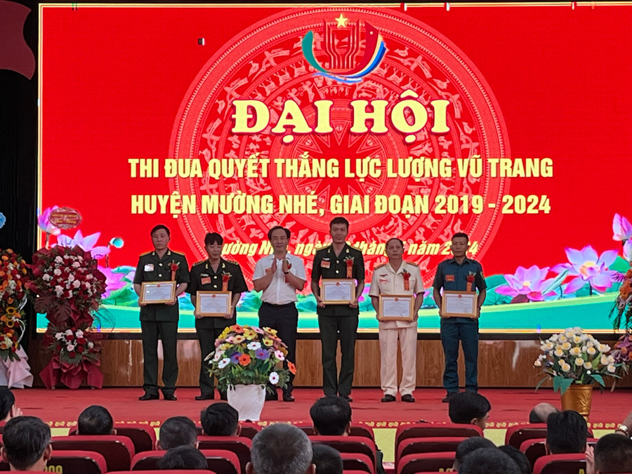 Ông Bùi Minh Hải - Bí thư huyện ủy Mường Nhé trao giấy khen cho các tập thể.