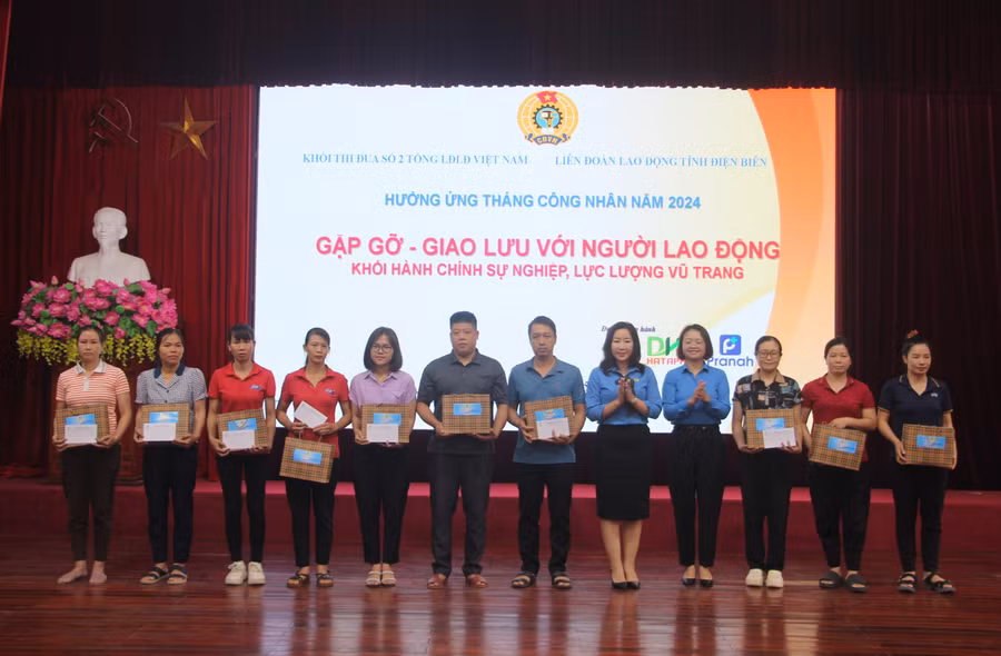Trao quà cho công đoàn viên tại Điện Biên.