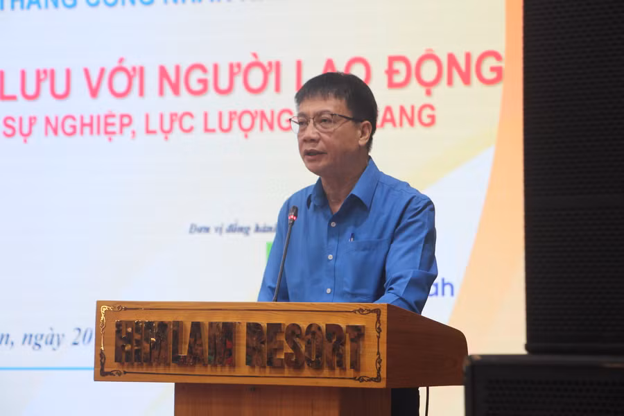 Ông Nguyễn Ngọc Ân phát biểu tại buổi gặp gỡ với công đoàn viên và người lao động.