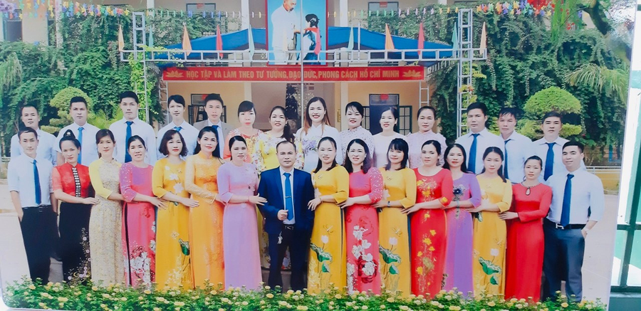 Ảnh tập thể Hội đồng Sư phạm nhà trường.