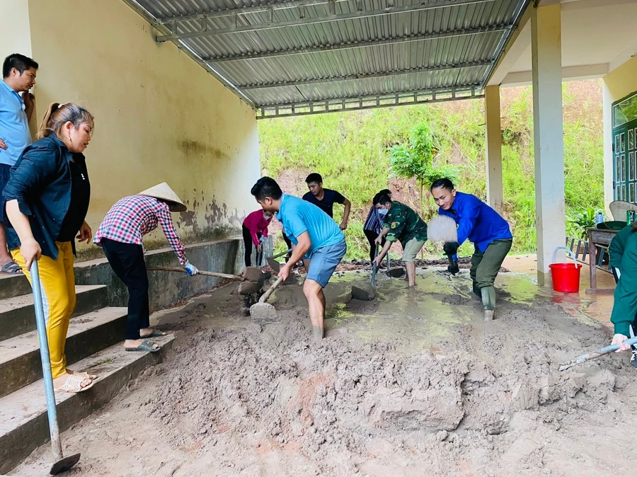 Giáo viên tham gia công tác xã hội hóa giáo dục.