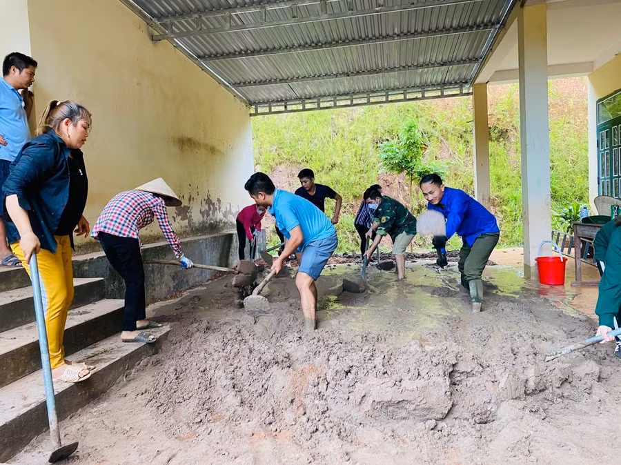 Giáo viên tham gia công tác xã hội hóa giáo dục.