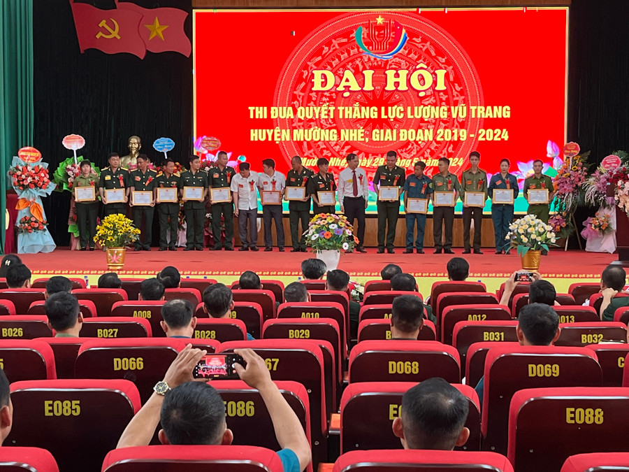 Ông Tạ Văn Sơn - Chủ tịch UBND huyện Mường Nhé (thứ 7 từ trái sang) cùng lãnh đạo HĐND huyện Mường Nhé trao giấy khen cho các cá nhân có thành tích xuất sắc trong phong trào thi đua quyết thắng.