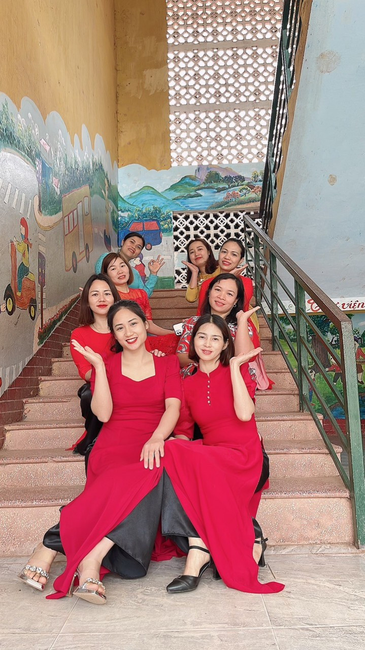 Tạo dáng bên những chiếc áo dài truyền thống...