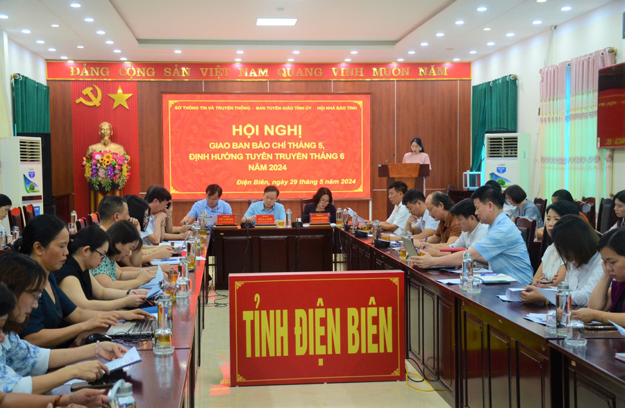 Toàn cảnh buổi họp.