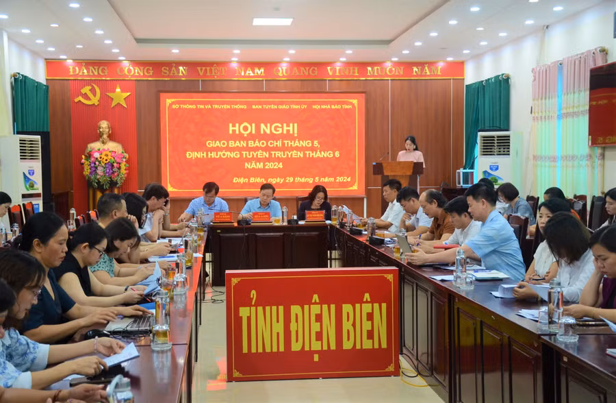Toàn cảnh buổi họp.