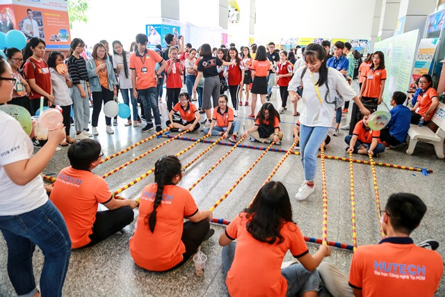 Các hoạt động giao lưu với nhau giữa sinh viên 14 đơn vị khá sôi nổi với nhiều trò chơi Các hoạt động giao lưu với nhau giữa sinh viên 14 đơn vị khá sôi nổi với nhiều trò chơi