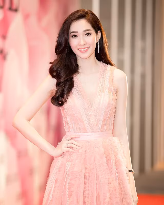 Ngắm bộ sưu tập tóc của HH Thu Thảo, bạn sẽ biết kiểu nào giúp trẻ hóa nhan sắc, kiểu nào không - Ảnh 1.