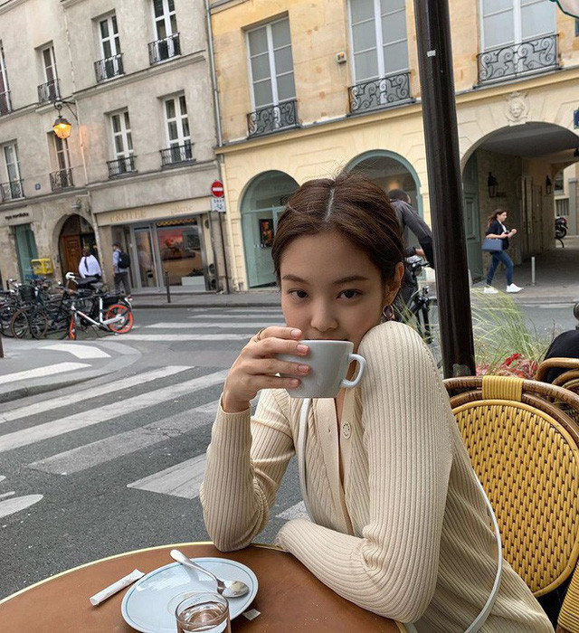 Bình thường là thế nhưng tóc búi thấp lại đang được idol Hàn sủng nịnh, càng ngắm càng sang - Ảnh 1.