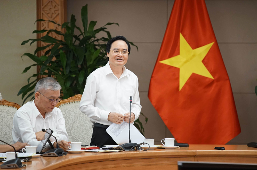 Bộ trưởng Bộ GD&ĐT Phùng Xuân Nhạ phát biểu tại phiên họp. Bộ trưởng Bộ GD&ĐT Phùng Xuân Nhạ phát biểu tại phiên họp.
