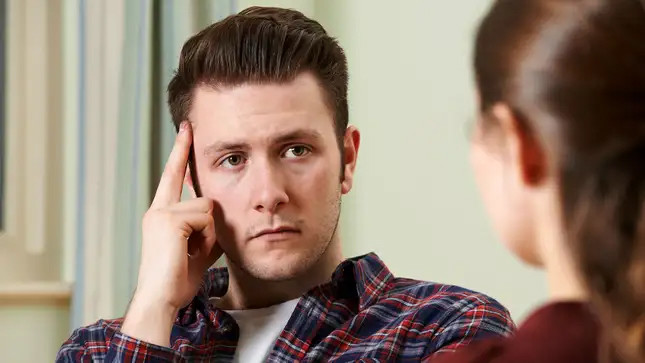 Đàn ông sợ mất tự do và độc lập sau khi kết hôn. (Ảnh: ITN). Đàn ông sợ mất tự do và độc lập sau khi kết hôn. (Ảnh: ITN).