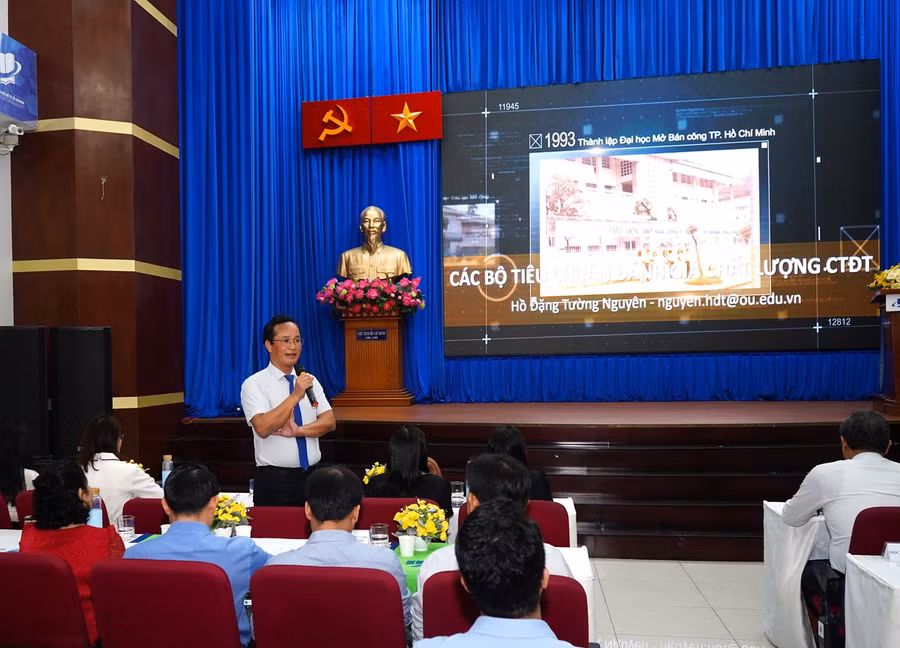 Một đại biểu chia sẻ các góc nhìn về bộ tiêu chuẩn đánh giá chất lượng chương trình đào tạo tại Hội thảo.