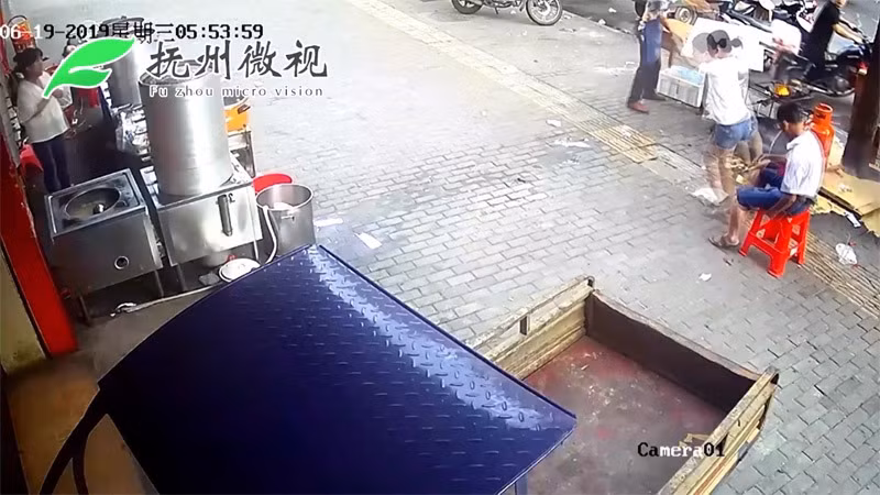 Nhảy ngay vào thùng nước vì dầu sôi đổ vào chân