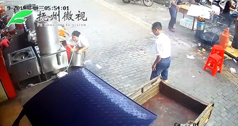 Bị dầu sôi đổ vào chân, người phụ nữ bán hàng vỉa hè nhanh trí làm một chuyện ảnh 2 Nhảy ngay vào thùng nước vì dầu sôi đổ vào chân