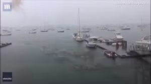 Kinh hoàng sét đánh trúng thuyền buồm kèm tiếng nổ như bom