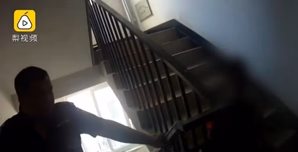 Gã đàn ông điên tình cắm trại trong ô tô, không tắm giặt 1 tháng liền chỉ để theo dõi người yêu cũ-3