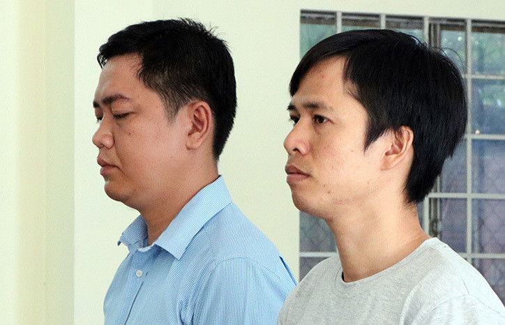 Hai bị cáo Nguyễn Tuấn Anh (trái) và Bùi Đức Nghĩa tại phiên toà. Ảnh: Cửu Long. Hai bị cáo Nguyễn Tuấn Anh (trái) và Bùi Đức Nghĩa tại phiên toà. Ảnh: Cửu Long.