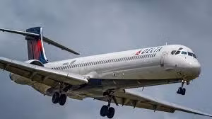 Máy bay mất động cơ, hàng trăm hành khách hoảng loạn