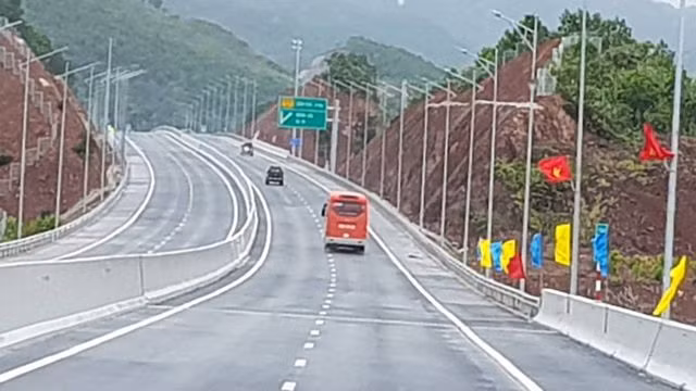 Nâng tốc độ tối đa cho phép trên cao tốc Hạ Long - Vân Đồn lên 100 km/h - 2