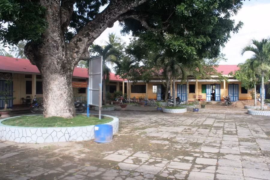 Tại nhiều trường học ở nông thôn, giáo viên phải thay nhau trực hè vì trường không có kinh phí thuê bảo vệ. Ảnh: Q. Ngữ