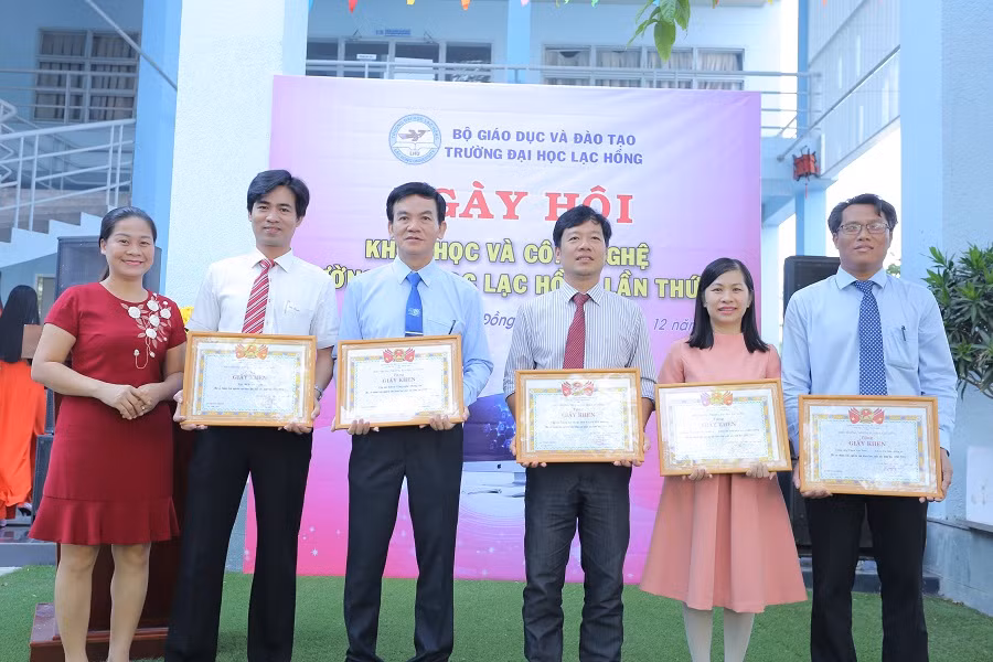 Khen thưởng cho các cá nhân, tập thể có đề tài NCKH được chuyển giao