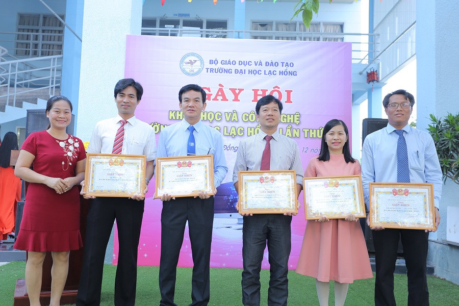 Khen thưởng cho các cá nhân, tập thể có đề tài NCKH được chuyển giao