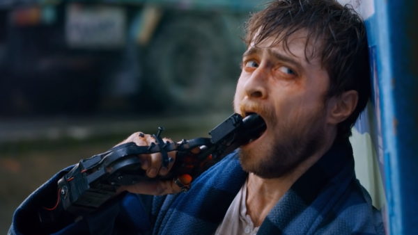 Guns Akimbo: Kể từ khi chuỗi Harry Potter kết thúc vào năm 2011, Daniel Radcliffe đã cố gắng hết sức để thoát khỏi cái bóng “cậu bé phù thủy”, như các tác phẩm kỳ quái kiểu Hornshay Swiss Army Man đã chứng minh. Nhưng Guns Akimbo có thể là dự án táo bạo nhất anh từng tham gia: Trong thế giới phim, một băng đảng tổ chức cuộc thi sống còn, nơi những người xa lạ phải chiến đấu đến chết cho người xem trực tuyến. Không chỉ vậy, hai khẩu súng còn bị khóa chặt vào tay của nhân vật do Radcliffe đóng. Ngoài máu me, xả súng, đuổi bắt và cháy nổ, trailer phim tiết lộ nhiều khoảnh khắc hài hước khi anh cố gắng mở cửa, kéo quần, nhưng không thành công. 10 y tuong dien anh ky la dang duoc trien khai hinh anh 10 guns_akimbo.png