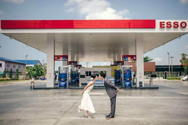 Bộ ảnh cưới siêu độc của cặp đôi ở trạm xăng ảnh 2 Vốn làm việc ở đây nên cả hai quyết định ghi hình cưới ngay tại trạm xăng