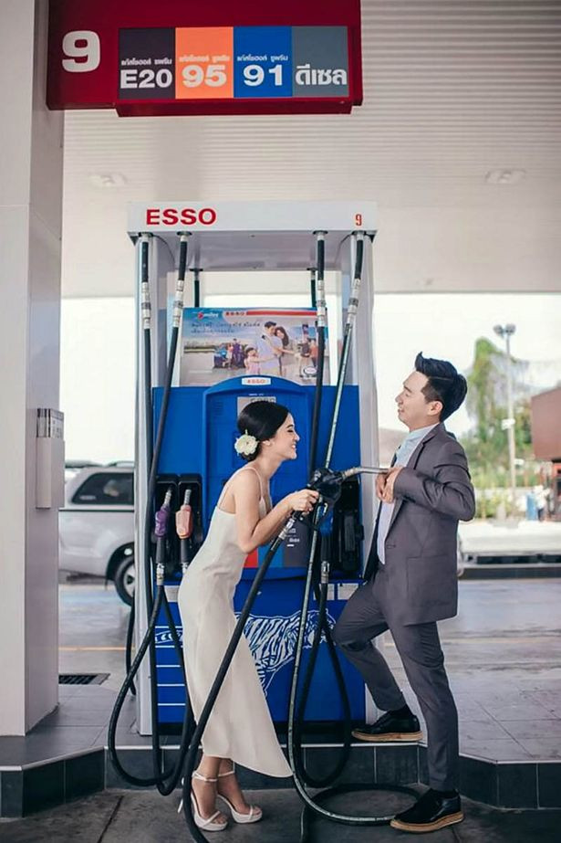 Bộ ảnh cưới siêu độc của cặp đôi ở trạm xăng ảnh 5 Nhiều khách tới đổ xăng đã dừng lại để ngắm nhìn buổi chụp hình