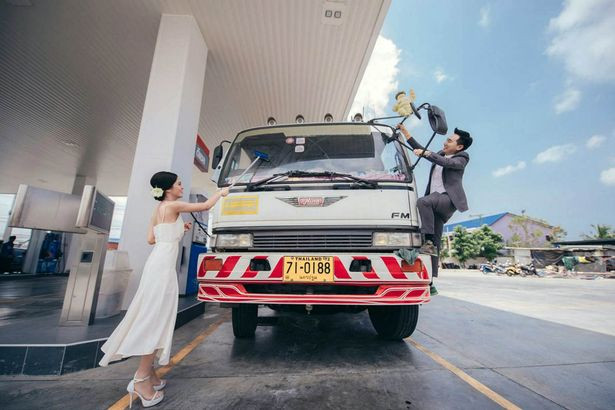Bộ ảnh cưới siêu độc của cặp đôi ở trạm xăng ảnh 3 Vừa chụp hình, cặp đôi vẫn tranh thủ phục vụ khách hàng
