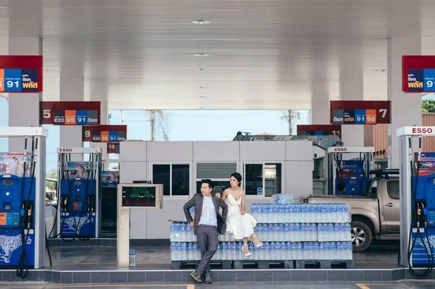 Bộ ảnh cưới siêu độc của cặp đôi ở trạm xăng ảnh 1 Bộ ảnh cưới của một cặp đôi người Thái diễn ra ở trạm xăng