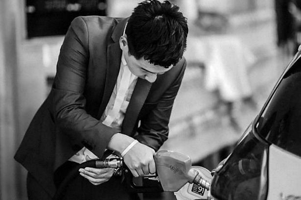 Bộ ảnh cưới siêu độc của cặp đôi ở trạm xăng ảnh 7 Bộ ảnh cưới siêu độc của cặp đôi ở trạm xăng ảnh 7