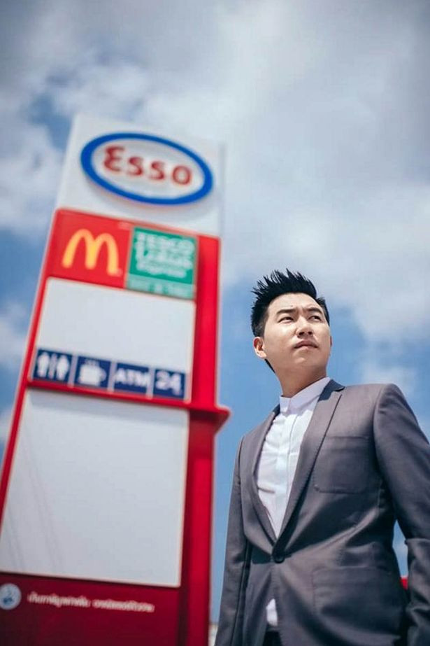 Bộ ảnh cưới siêu độc của cặp đôi ở trạm xăng ảnh 4 Chú rể 30 tuổi lịch lãm trong trang phục vest