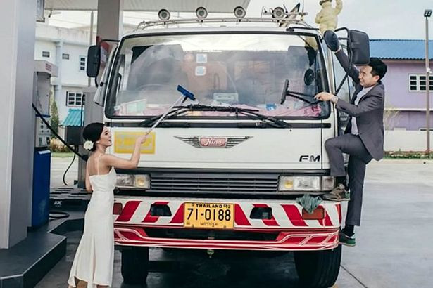 Bộ ảnh cưới siêu độc của cặp đôi ở trạm xăng ảnh 6 Bộ ảnh cưới siêu độc của cặp đôi ở trạm xăng ảnh 6