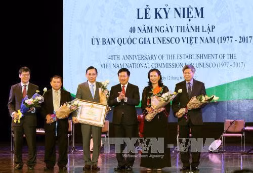 Phó Thủ tướng Phạm Bình Minh (thứ 3 từ phải sang) trao Bằng khen của Thủ tướng Chính phủ cho Uỷ ban Quốc gia UNESCO Việt Nam. Ảnh: Nguyễn Dân - TTXVN