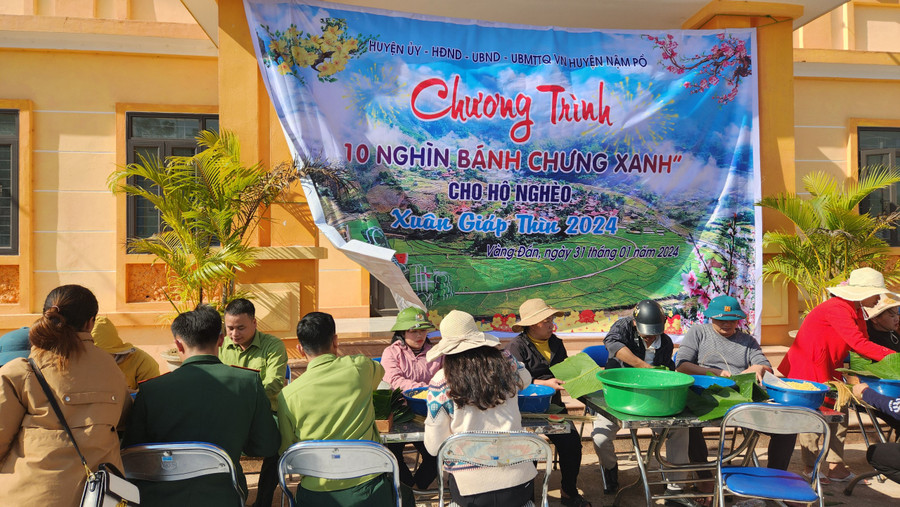 Cán bộ, chiến sĩ cùng người dân xã Vàng Đán tham gia gói bánh tại Chương trình “10 nghìn bánh chưng xanh”. Cán bộ, chiến sĩ cùng người dân xã Vàng Đán tham gia gói bánh tại Chương trình “10 nghìn bánh chưng xanh”.