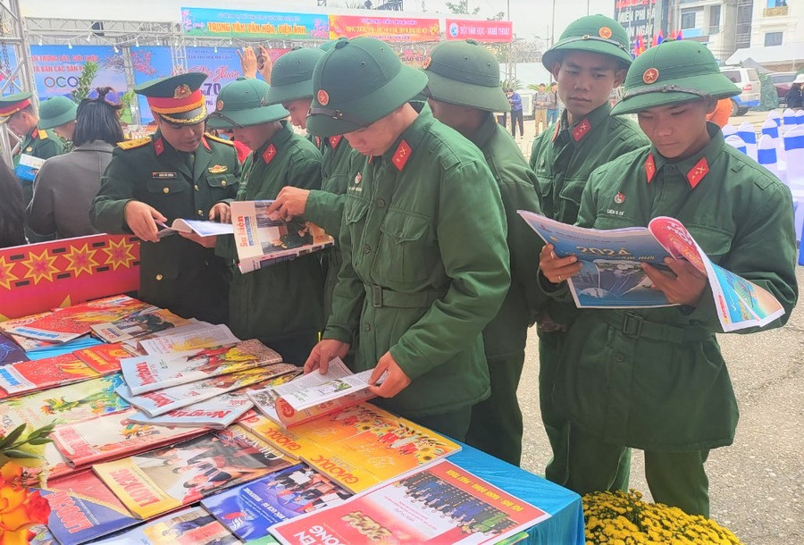 Hội báo thu hút đông đảo cán bộ chiến sĩ Trung đoàn 82.