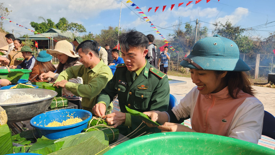 Các cán bộ chiến sĩ biên phòng cùng tham gia gói bánh chưng. Các cán bộ chiến sĩ biên phòng cùng tham gia gói bánh chưng.